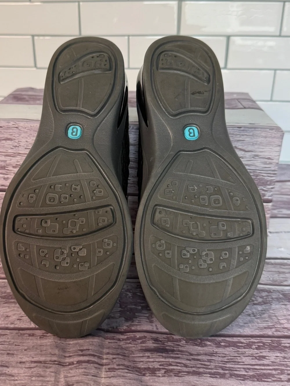 Bzees Womens Fancy ✨ Low Top Zipper Walking Shoes Size 6
